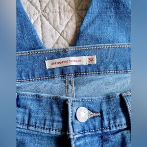 Women’s Levi’s 314 Shaping Straight Jeans. Size 32.